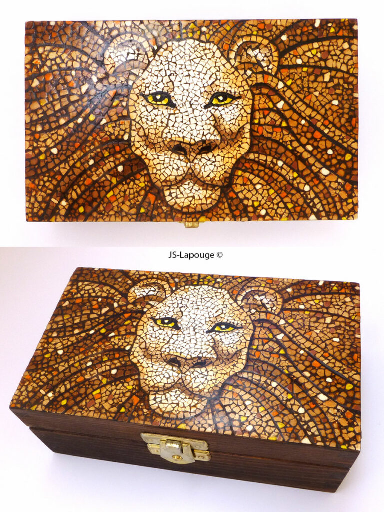 Boite en bois décorée d'une tête de lion en mosaîque